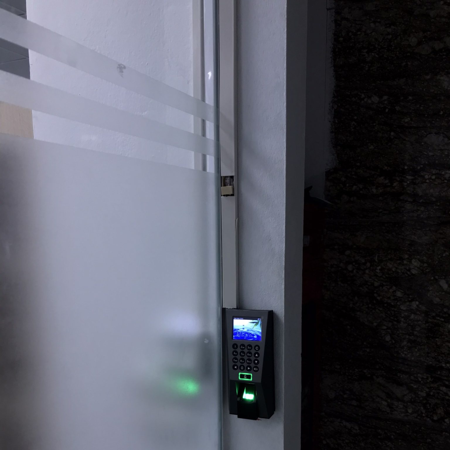 Ảnh thực tế bộ kiểm soát vào ra đầu đọc F23